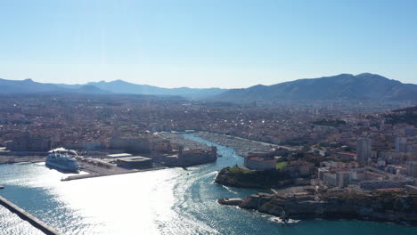 Von-Rechts-Nach-Links-Luftaufnahme-Des-Hafens-Von-Marseille,-Vieux-Hafen,-Große-Fähre,-Mucem